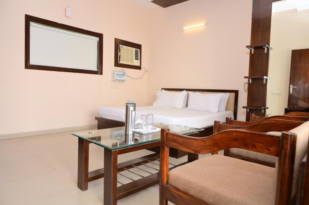 Maharani Regency Hotel Panchkula Exterior photo